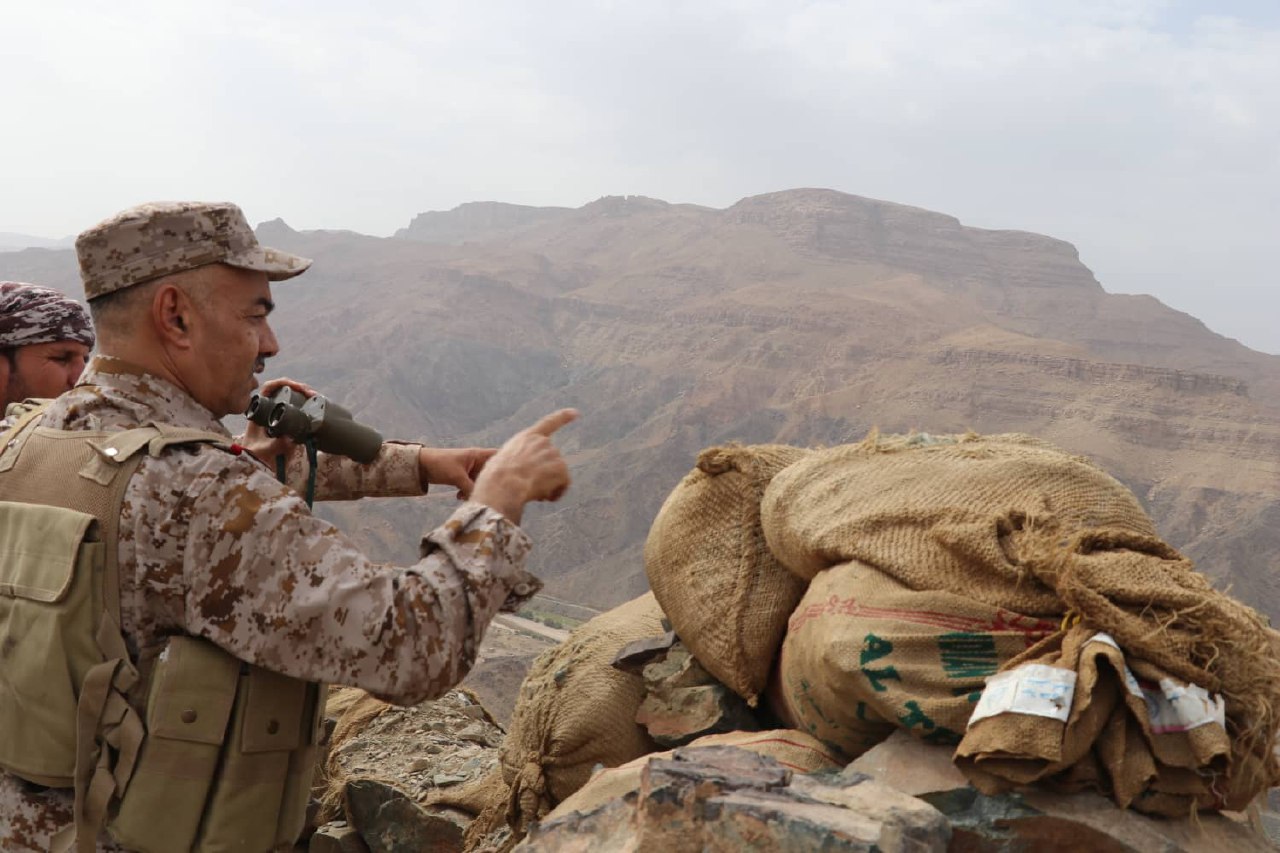 مأرب | قائد العسكرية الثالثة يتفقد ابطال الجيش في الخطوط الأمامية بجبهة "صرواح"