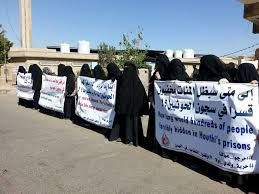 مصادر : الإرهابيون الحوثيون يلبسون 400 مختطفا الزي العسكري ويضعونهم في أحد المعسكرات كدروع بشرية