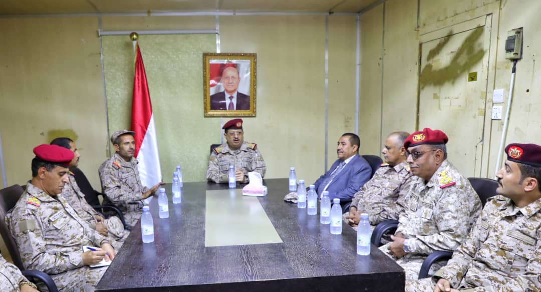 وزير الدفاع يتفقد المقاتلين في جبهات محافظة حجة ويلتقي قيادة المنطقة العسكرية الخامسة