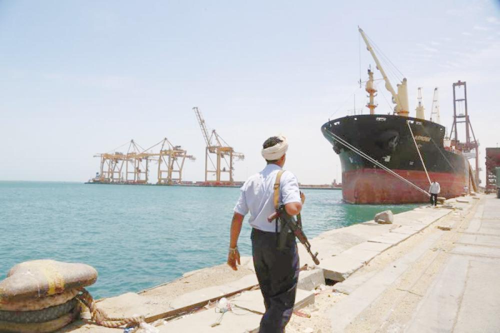 رغم عرقلة الحوثيين.. الحكومة ترأف بالمواطنين وتوافق على دخول 10 سفن وقود لميناء الحديدة 