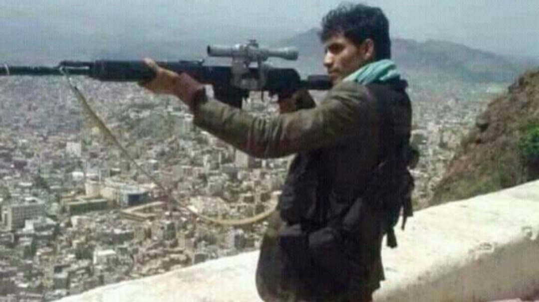 بالفيديو.. شاهد وحدة قناصة الشرعية تقتل قناصي الحوثي في الحديدة