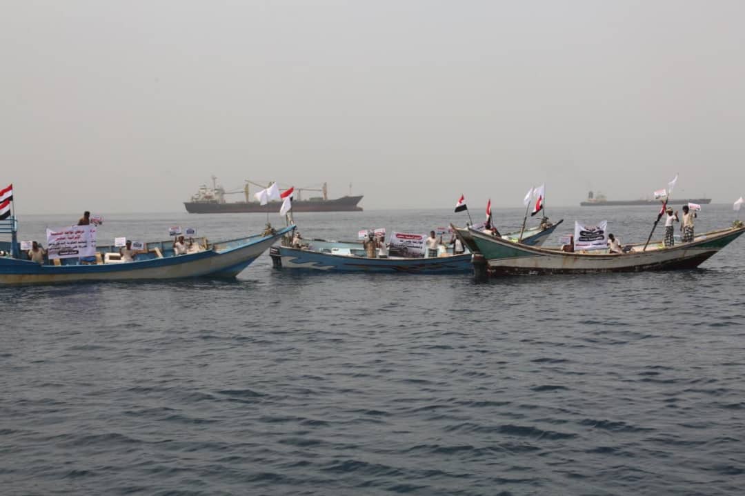 بالصور.. وقفة احتجاجية للصيادين في عرض البحر لرفض "سافيز"