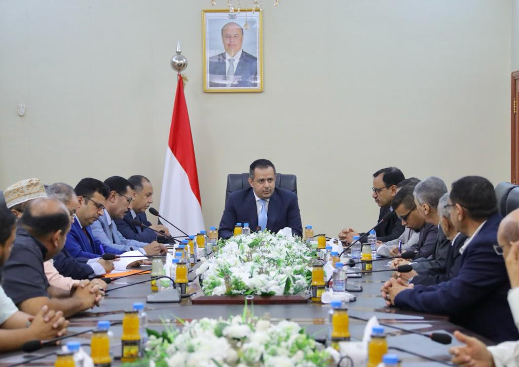 رئيس الوزراء يترأس اجتماعا لقيادة الغرفة التجارية والمستوردين والمصنعين ورجال الاعمال في عدن 