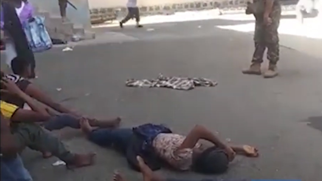 الحوثي يعترف أخيرا بحرق مركز اللاجئين الأفارقة ومقتل 44 شخصاً