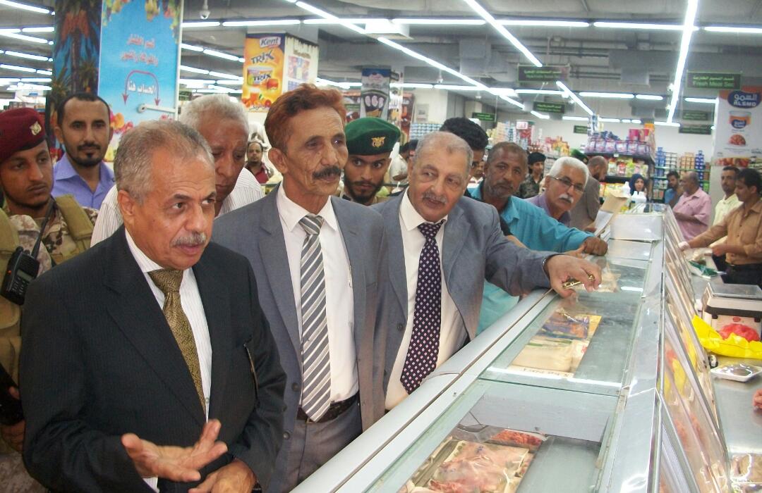 تنفيذا لتوجيهات رئيس الوزراء.. وزير الصناعة ينفذ حملة رقابية على الأسعار والسلع في عدن