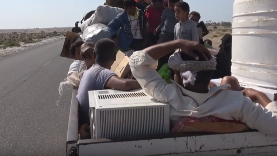 فيديو لنزوح عائلات في الحديدة نتيجة قصف صاروخي للحوثيين