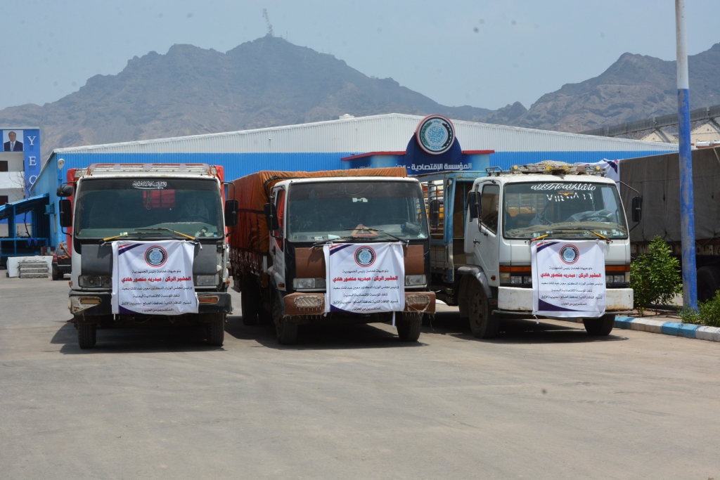 المؤسسة الاقتصادية اليمنية تسير قافلة اغاثية للمتضررين بمديرية الازارق في الضالع