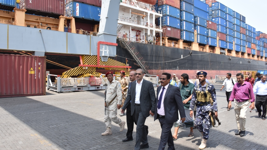 وزير النقل يطلع على سير العمل في محطة الحاويات بميناء عدن