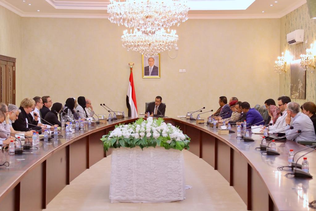 رئيس الوزراء يستقبل عدداً من الباحثين والمحللين الأجانب في عدن