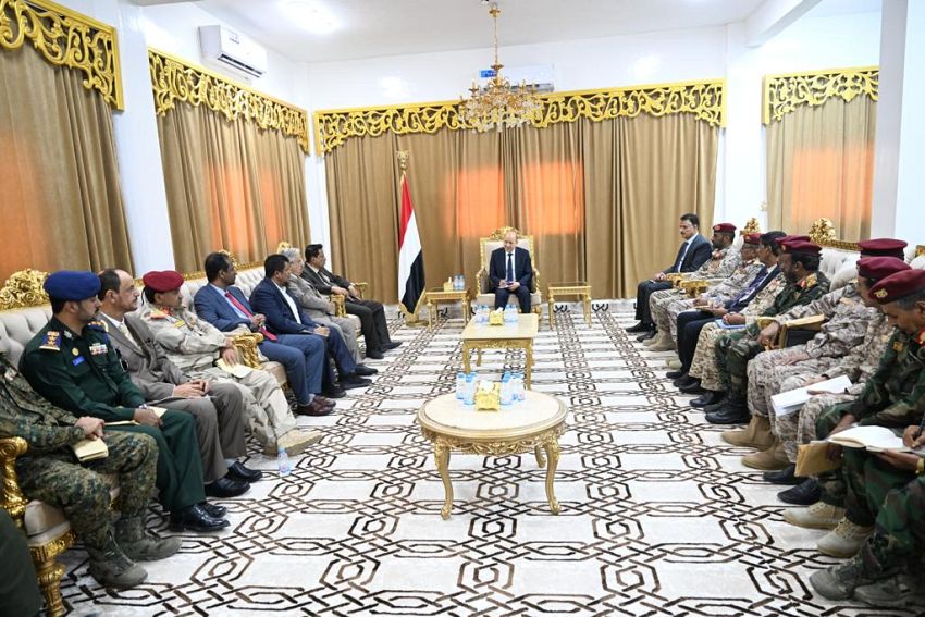 رئيس مجلس القيادة الرئاسي يجتمع باللجنة الامنية والقيادات العسكرية في محافظة المهرة