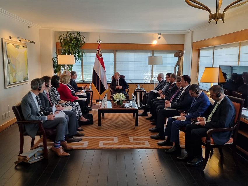رئيس مجلس القيادة الرئاسي يبحث مع وزير الخارجية الاميركي مستجدات الوضع اليمني