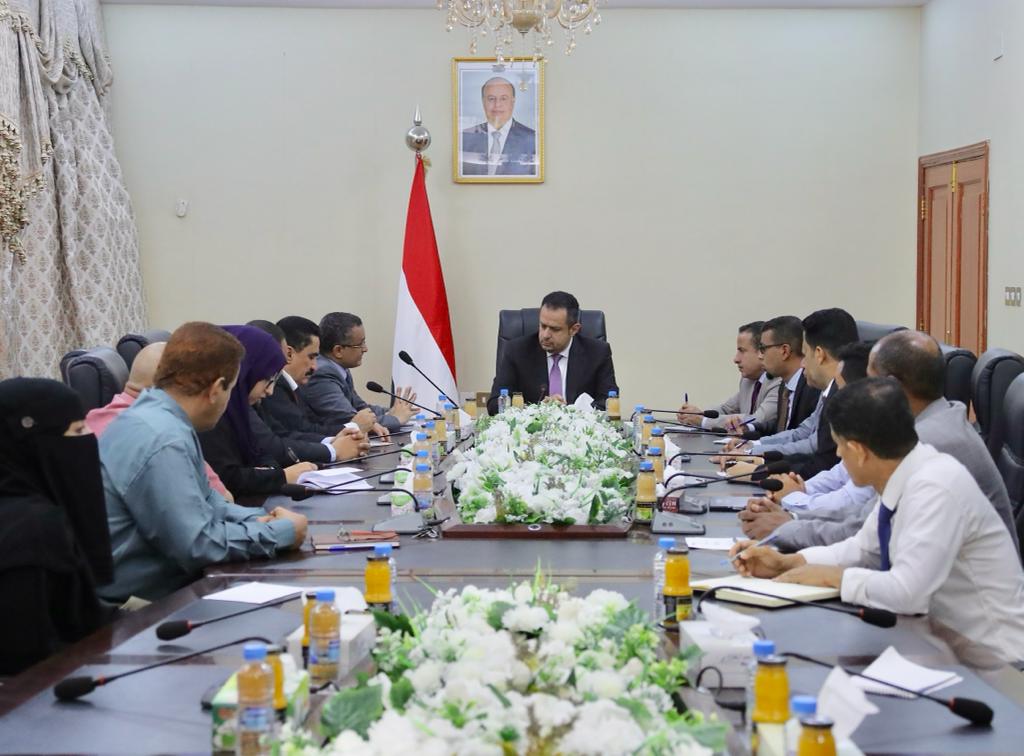 رئيس الوزراء يوجه بمضاعفة الجهود لتقديم التدخلات الإنسانية للنازحين جراء التصعيد الحوثي