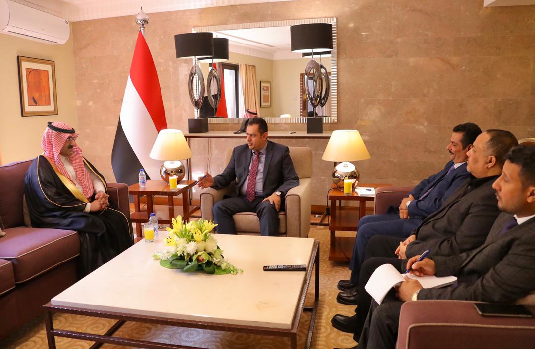 رئيس الوزراء يلتقي آل جابر ويناقش معه القضايا المتعلقة باليمن