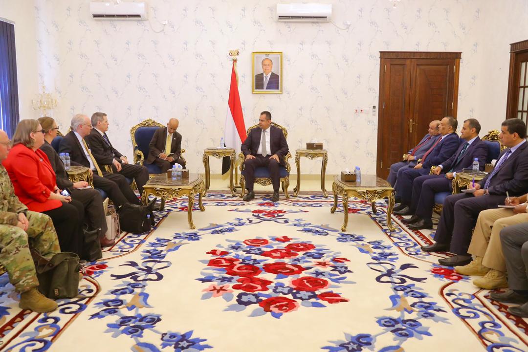 رئيس الوزراء يرحب بزيارة السفير الأمريكي الأولى إلى العاصمة عدن ويبحث معه جهود عملية السلام
