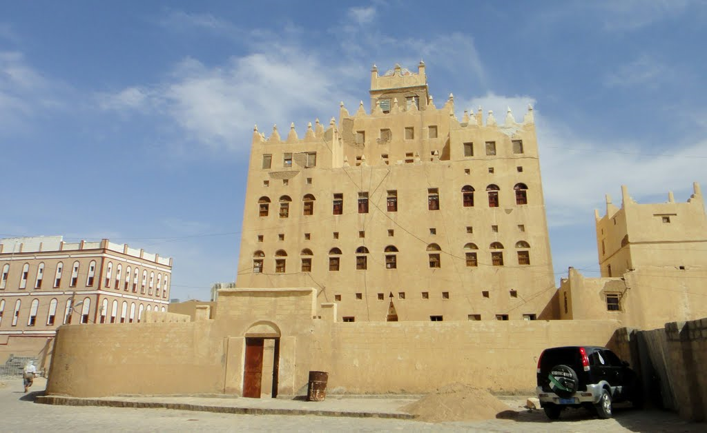 الحكومة تتفق مع السلطة المحلية بشبوة على إعادة تأهيل متحف عتق التاريخي