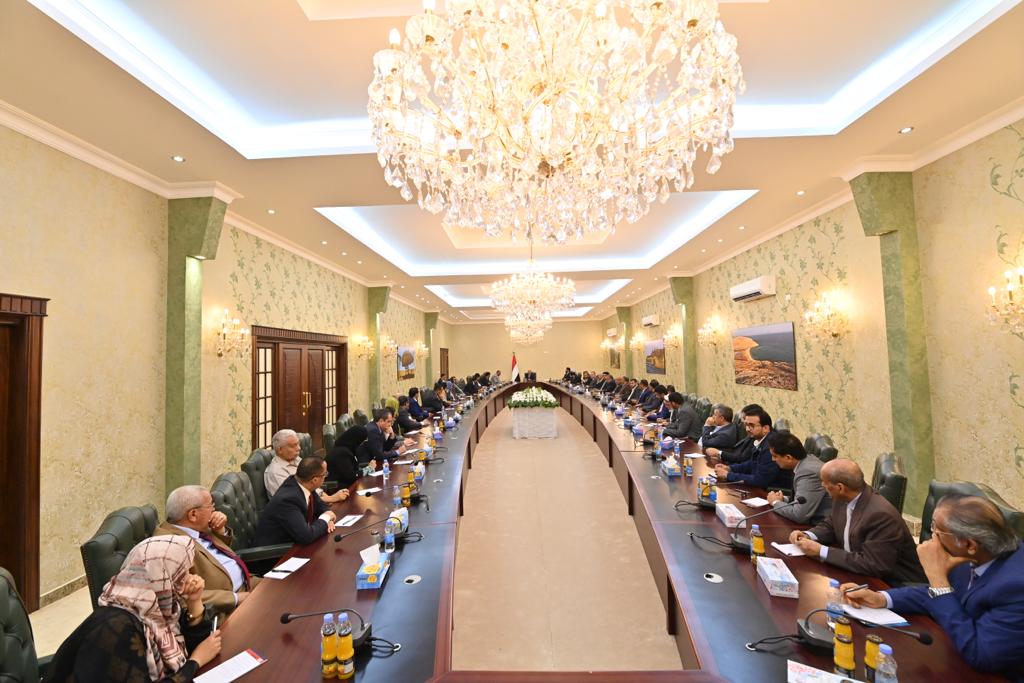 مجلس القيادة الرئاسي يعقد أول اجتماع مع هيئة التشاور والمصالحة