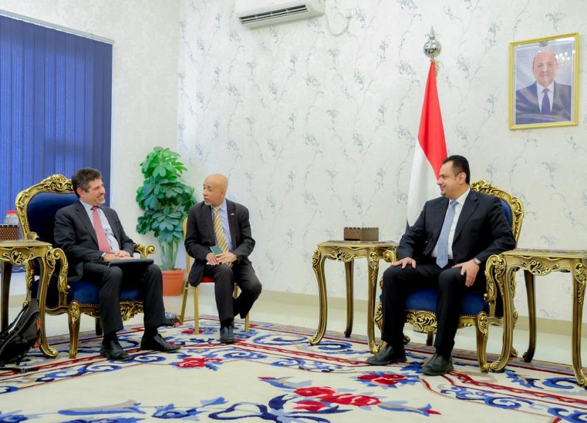 رئيس الوزراء يستقبل في عدن السفير الأمريكي لدى اليمن