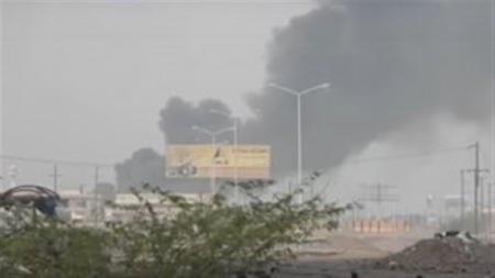 فيما قوات الشرعية ملتزمة بالاتفاق.. المليشيا الحوثية تخترق الهدنة بقصف مدفعي وصاروخي يقتل ويصيب 20 من ألوية العمالقة