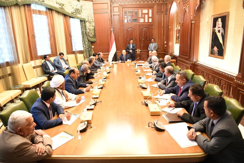 رئيس الوزراء يوجز جهود الحكومة في اجتماع ترأسه الرئيس هادي