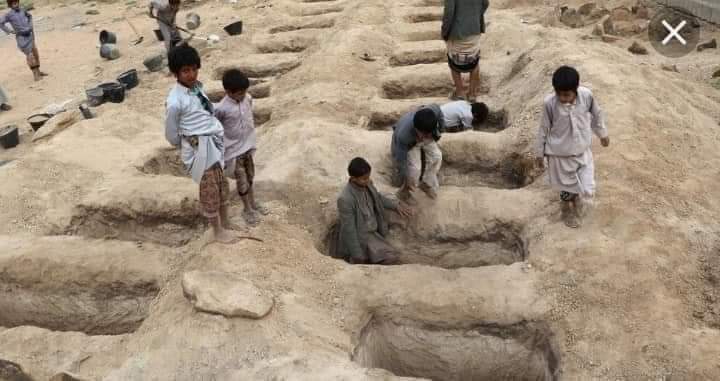 مليشيا الحوثي الإيرانية تدرب الأطفال طريقة حفر قبورهم بأيديهم