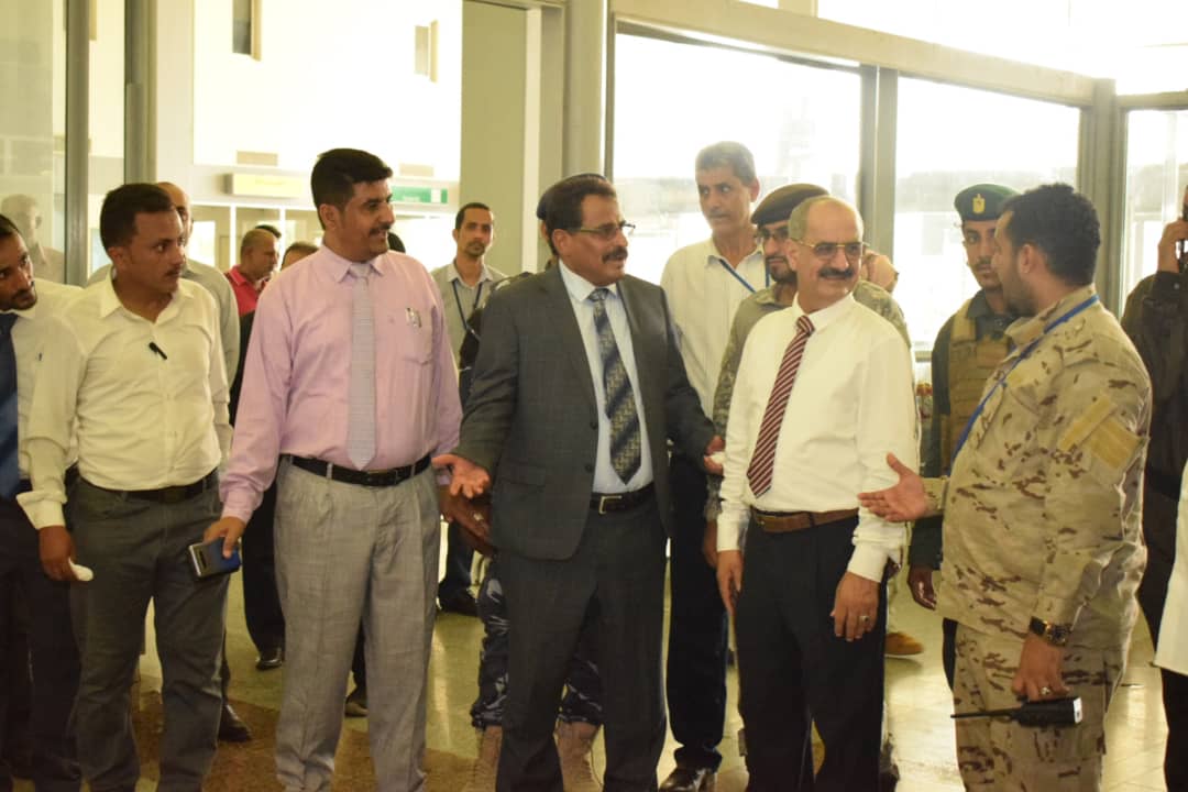 وزير النقل يتفقد المرحلة الاخيرة من اعمال صيانة مدرج التدحرج في مطار عدن الدولي