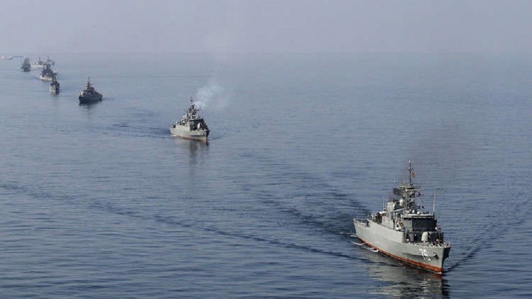 التحالف: تعاملنا مع قارب حوثي مفخخ قبل استهدافه سفينة تجارية