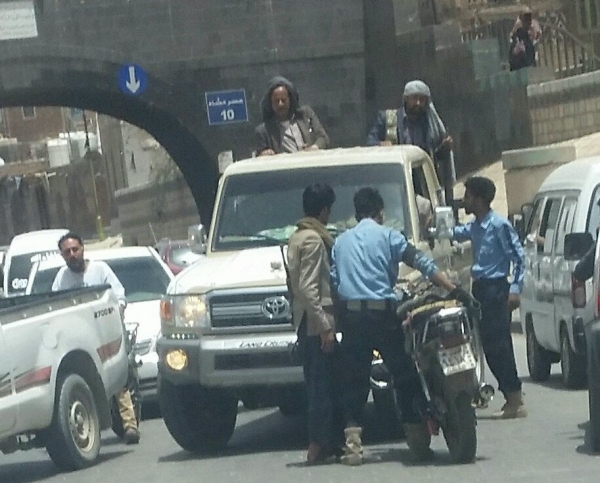 "طقم حوثي" يدهس مواطن وسط بصنعاء.. وشهود: منعونا من الاقتراب
