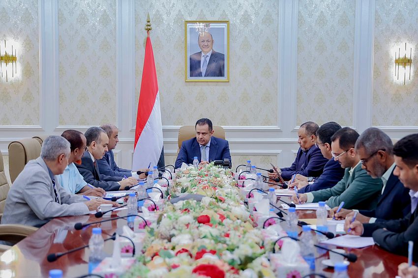 رئيس الوزراء يرأس اجتماع في عدن لقيادة وزارة المالية