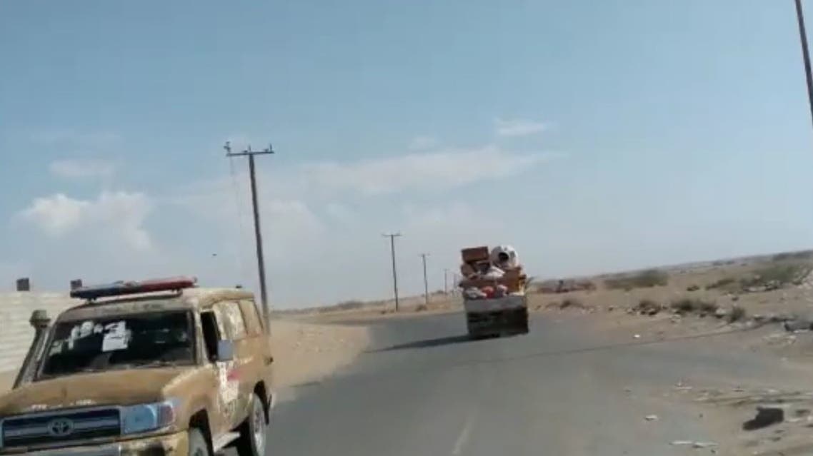 بالفيديو.. موجة نزوح جديدة للأسر في الحديدة جراء قصف الحوثيين