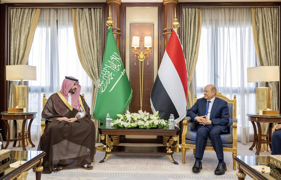 رئيس مجلس القيادة الرئاسي يستقبل وزير الدفاع السعودي