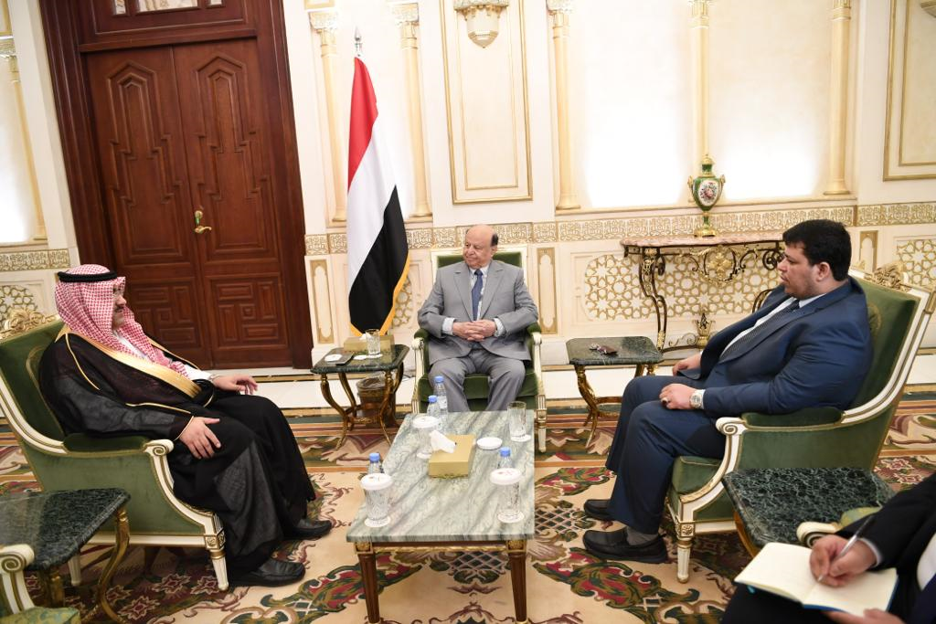 رئيس الجمهورية يناقش مع السفير السعودي مستجدات الأوضاع في اليمن وفي مقدمتها الاقتصادية