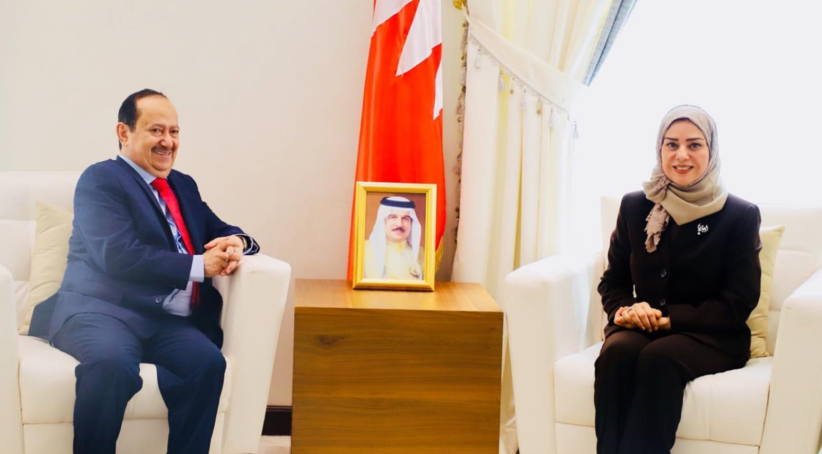 السفير الأحمدي مع رئيس مجلس النواب البحريني مستجدات الأوضاع الميدانية في اليمن