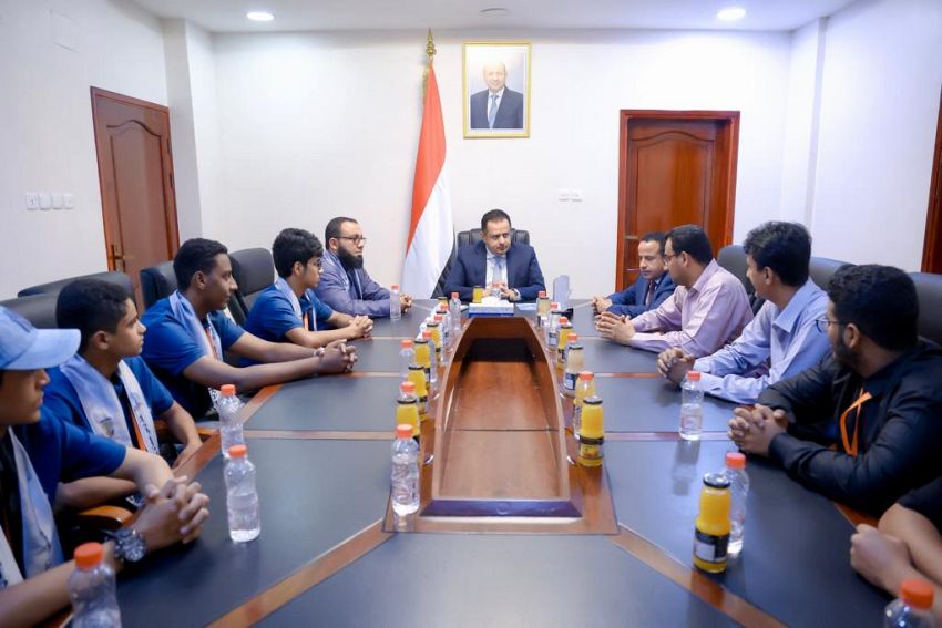 رئيس الوزراء يستقبل بعثة اليمن الحائزة على المركز الأول في البطولة العربية للروبوت والذكاء الاصطناعي