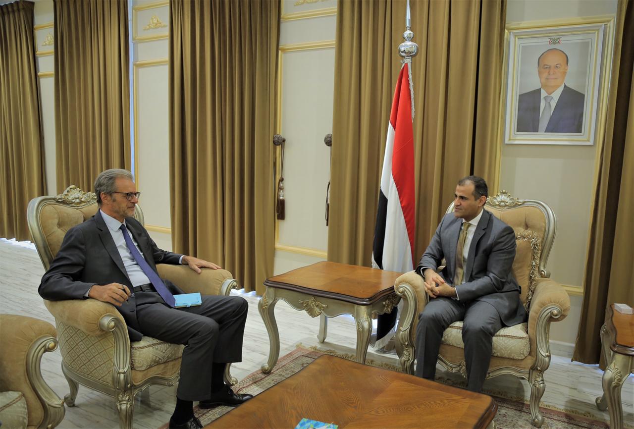 وزير الخارجية يناقش مع السفير الفرنسي مستجدات الأوضاع في اليمن ووضع خزان "صافر"