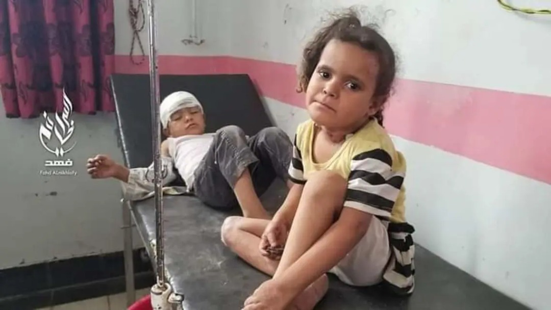 إصابة امرأة وطفلين في قصف حوثي على مدينة تعز.. صور