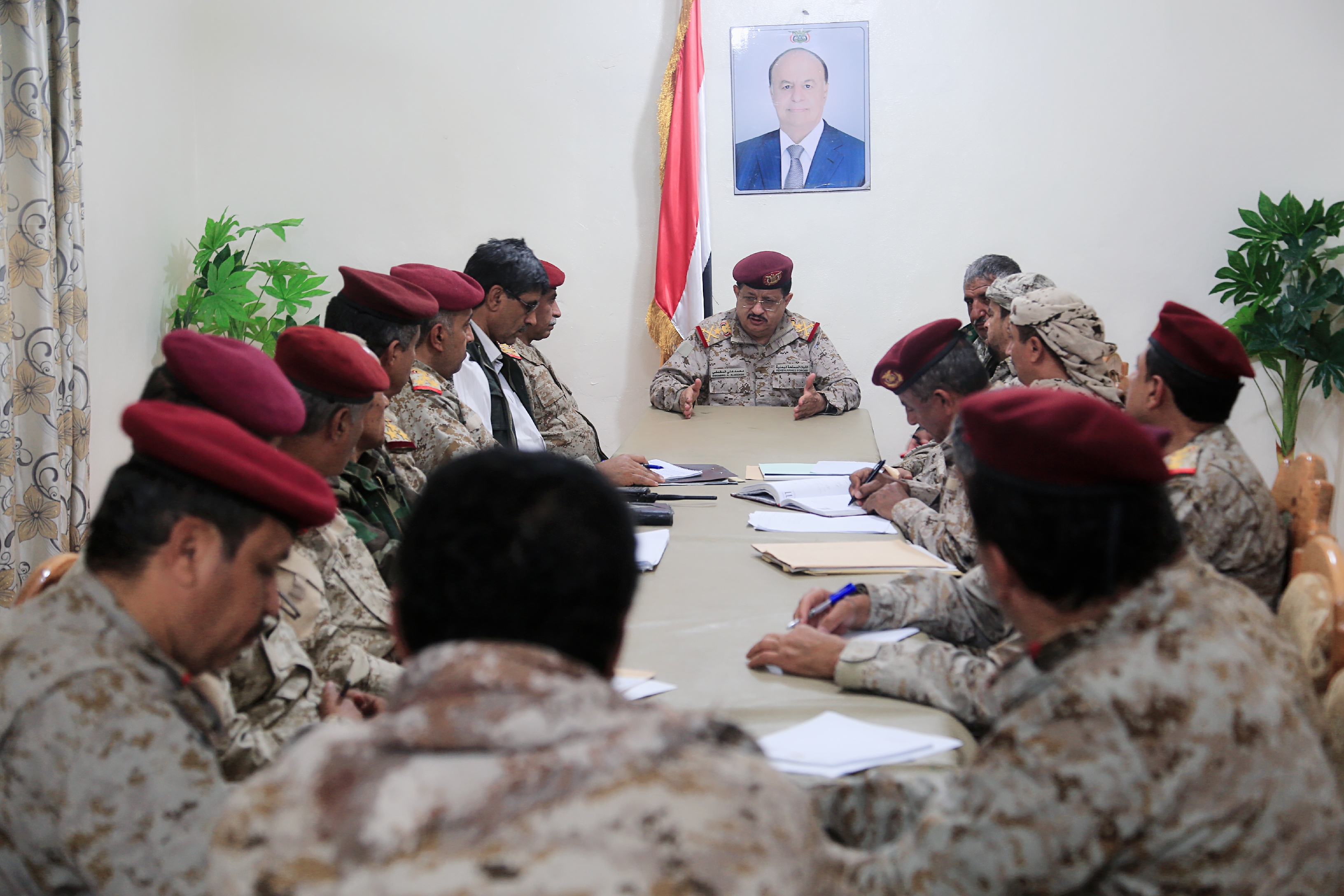 وزير الدفاع: "المرحلة الراهنة تقتضي تضافر الجهود نحو استعادة الدولة وانهاء الانقلاب"