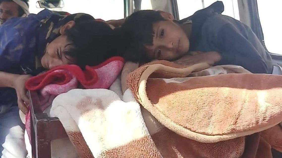 شاهد صور هزت اليمن بأكملها.. جريمة الحوثيين في إب على إمرأة وأطفالها فوق جثتها يبكون