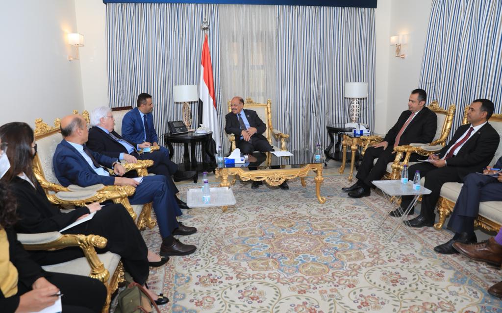 بحضور رئيس الوزراء .. نائب رئيس الجمهورية يلتقي مبعوث الأمين العام للأمم المتحدة إلى اليمن