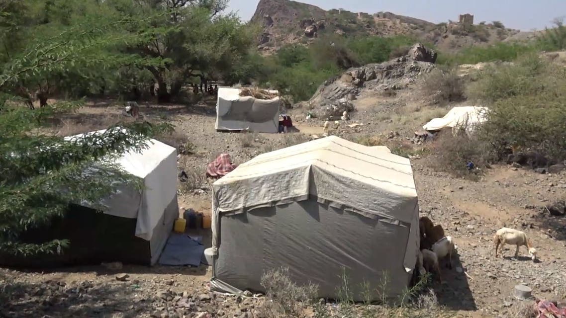 نازحون مشردون في الجبال هربا من بطش الحوثي.. فيديو