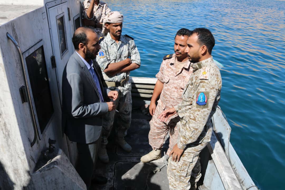 وزير الثروة السمكية يزور معسكر قوات مصلحة خفر السواحل في المكلا