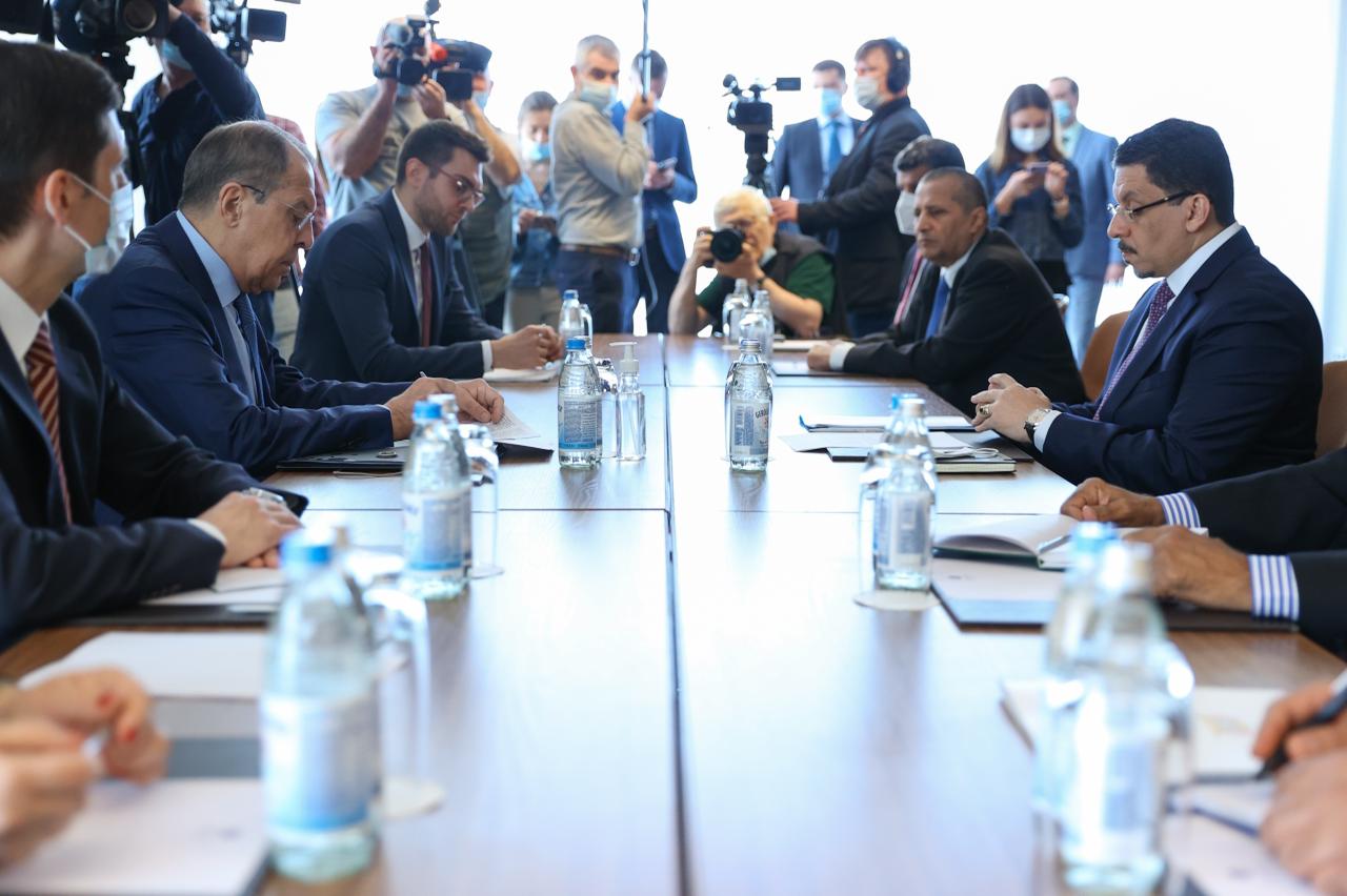 وزير الخارجية يبحث مع نظيره الروسي العلاقات الثنائية وجهود السلام في اليمن