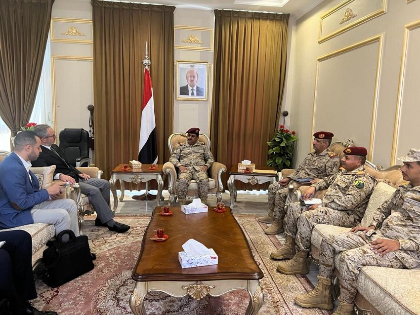 وزير الدفاع يناقش مع سفير الاتحاد الاوربي التخادم بين الجماعات الإرهابية وميليشيا الحوثي