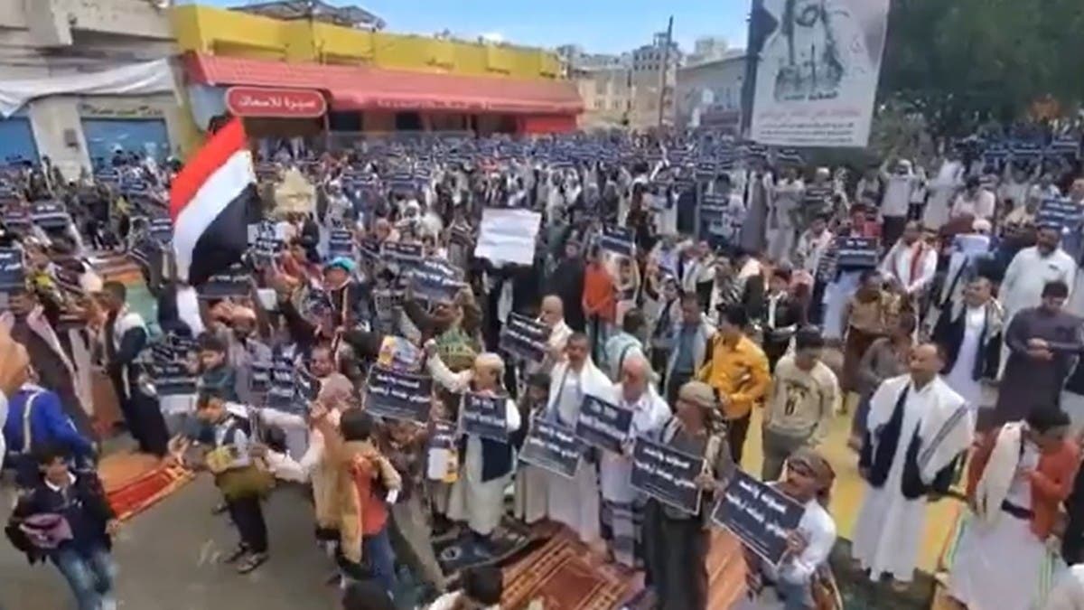 تظاهرات حاشدة في تعز.. "صنفوا الحوثي جماعة إرهابية"