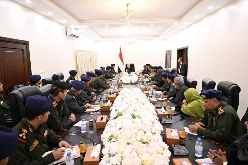 رئيس مجلس القيادة يجتمع بقيادة وزارة الداخلية ورؤساء المصالح الأمنية ومدراء عموم الشرطة في المحافظات