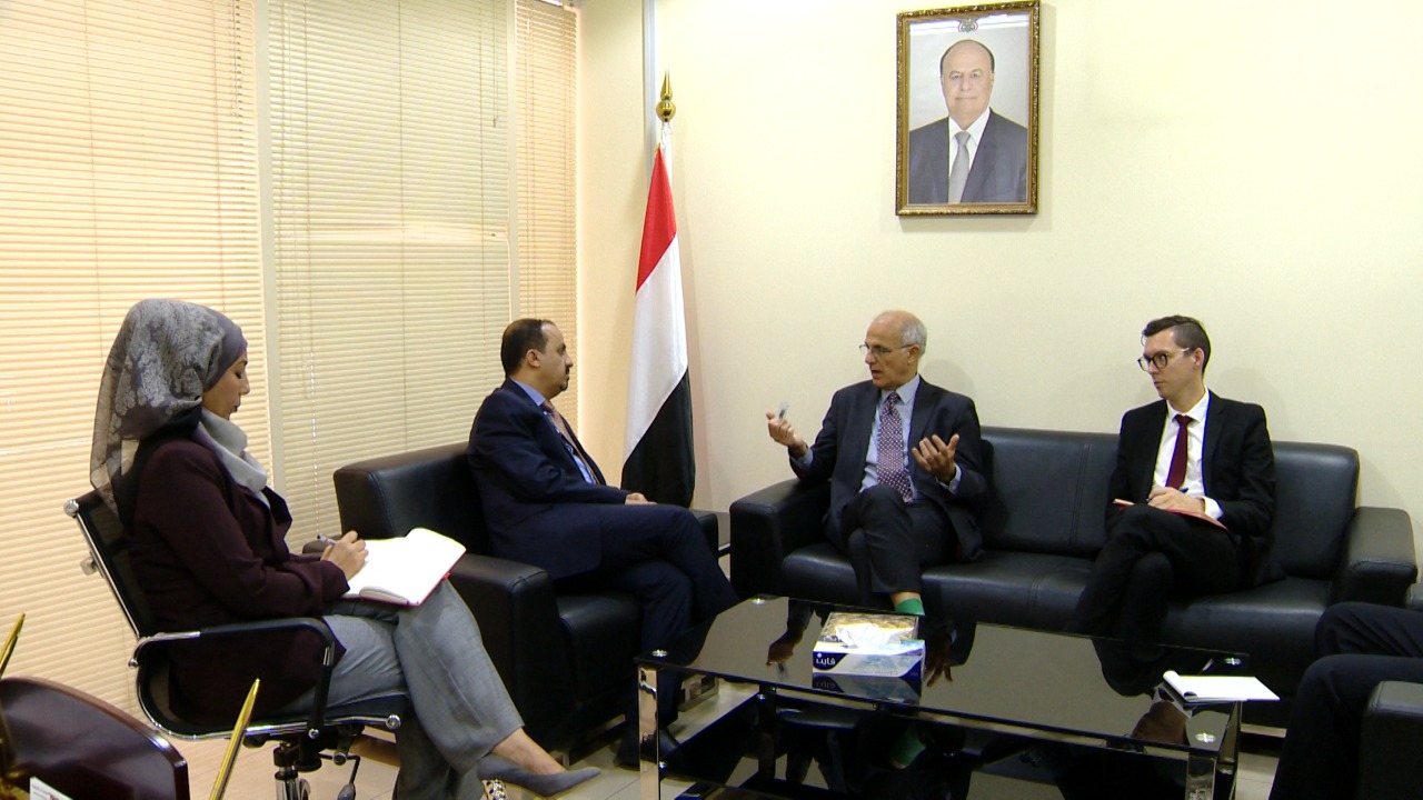 الارياني يبحث مع السفير البريطاني أوضاع الصحفيين المعتقلين لدى مليشيا الحوثي الإرهابية