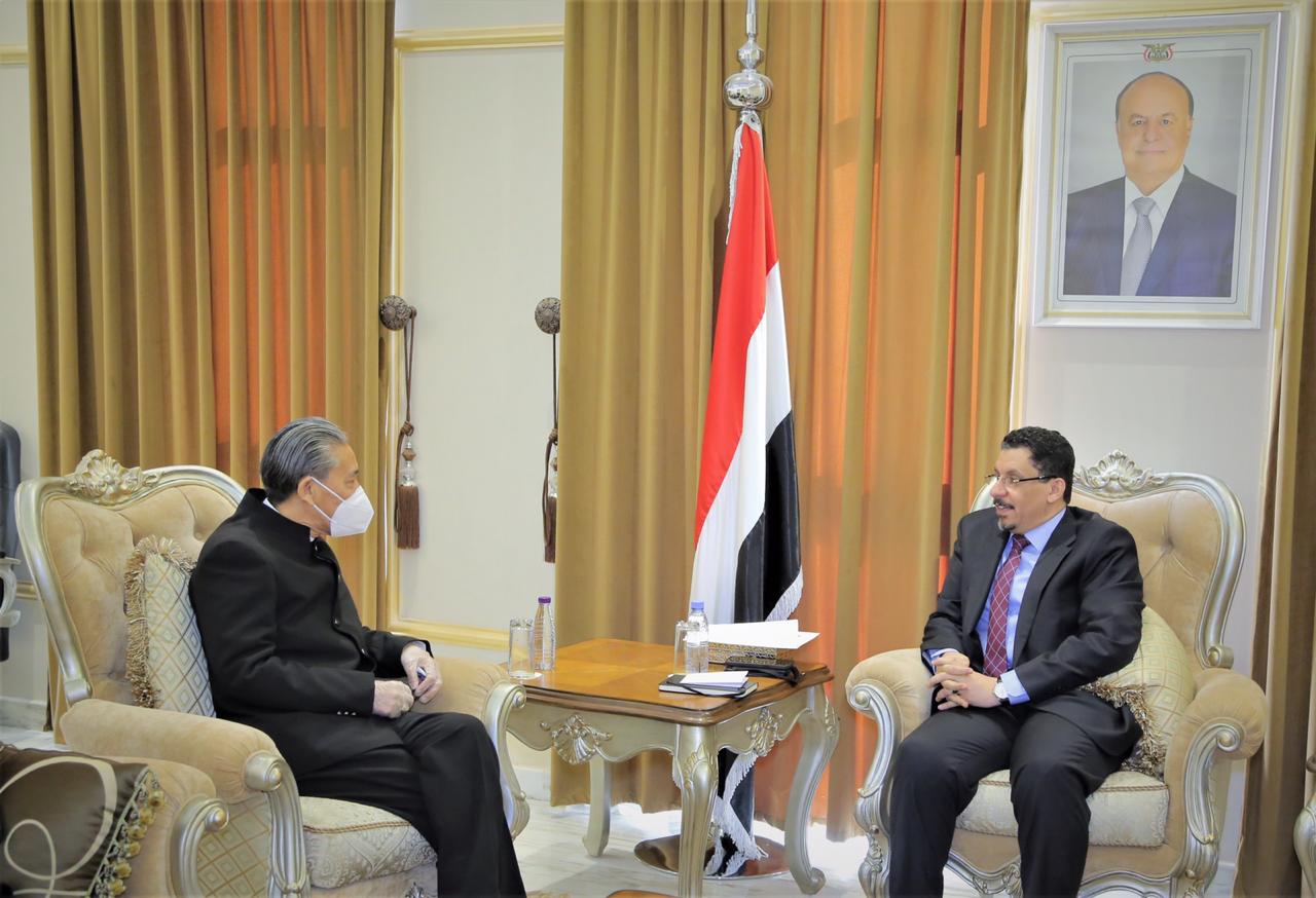 وزير الخارجية يلتقي السفير الصيني والأخير يجدد دعم بلاده لأمن واستقرار ووحدة اليمن
