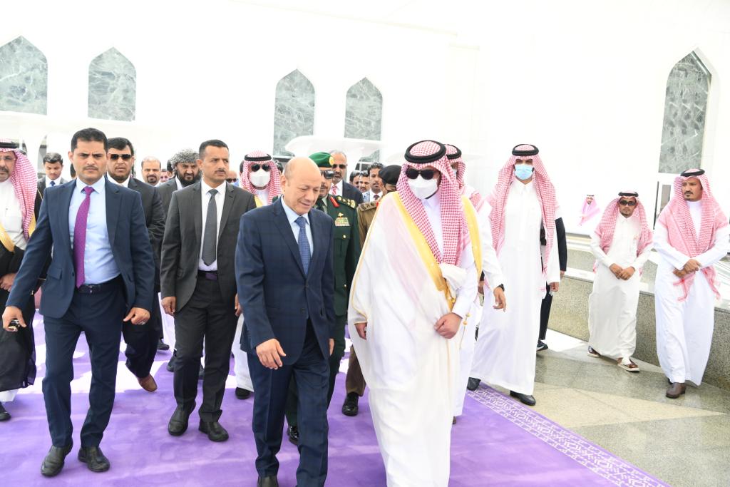 بالصور.. رئيس مجلس القيادة الرئاسي يصل دولة الامارات في زيارة رسمية