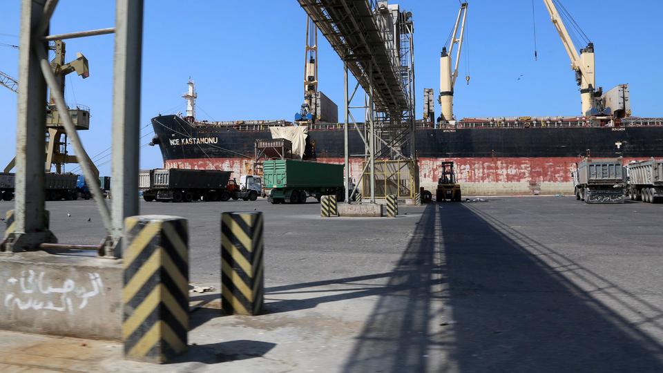 مصدر حكومي يوضح حقيقة انسحاب الحوثيين من ميناء الحديدة