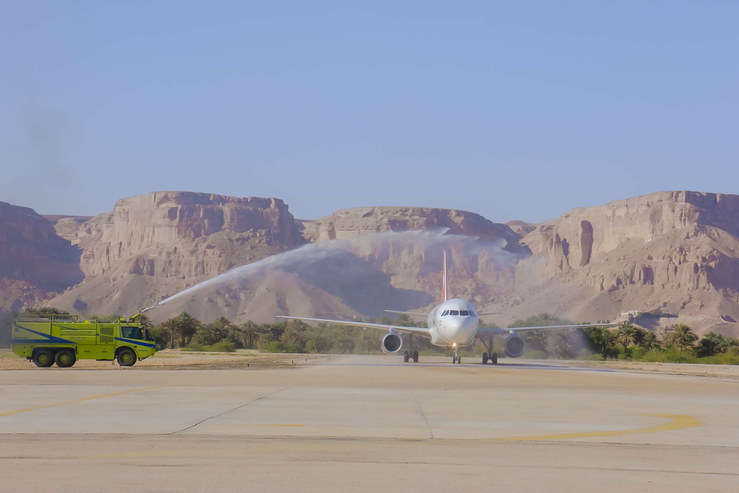 شاهد.. لحظة وصول الطائرة الجديدة التابعة للخطوط الجوية اليمنية الى مطار سيئون الدولي