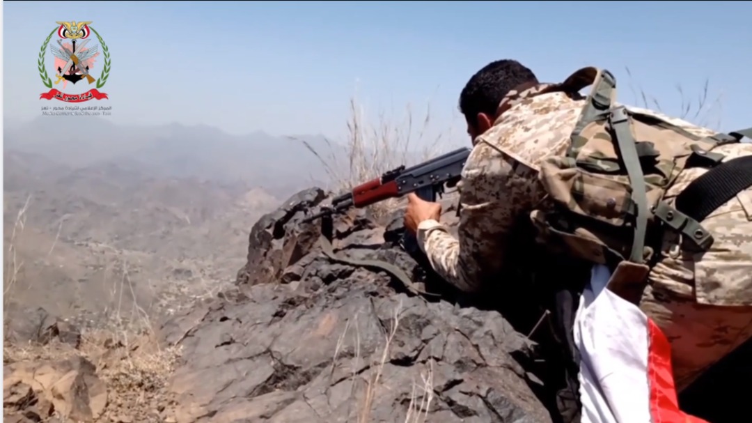 الجيش الوطني يهاجم مواقع وثكنات الحوثيين غرب تعز